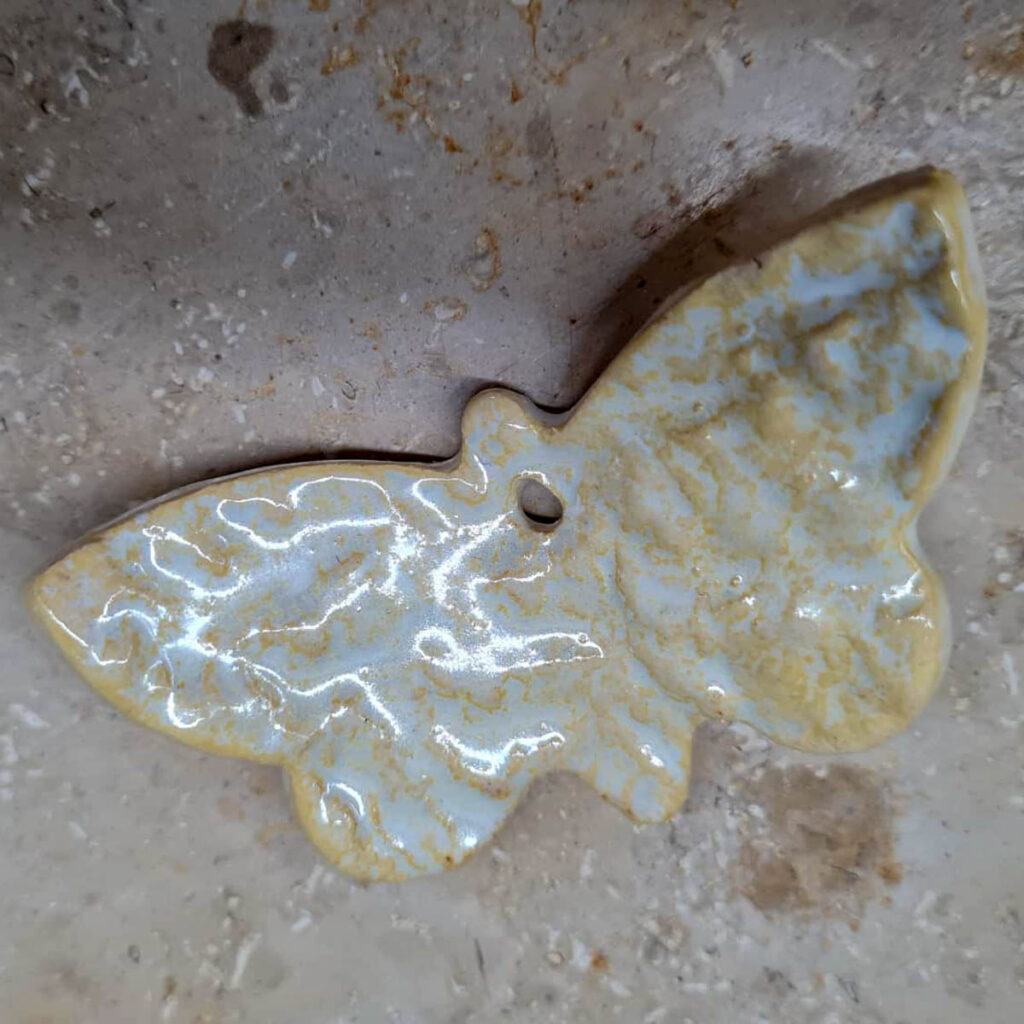 Kerámia pillangó - mustársárga - 6 cm